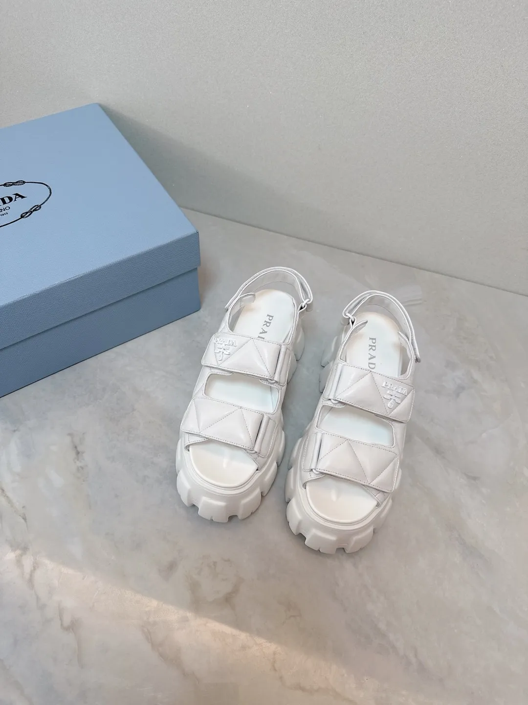 👟👟Ex-factory price 520👟👟 Prada 2024 new summer sandals series Thick-soled sandals This is a must-have for summer. It feels soft and delicate on the feet and is extremely comfortable. You can match it as you like. Original molded midsole. Original foaming technology tooth outsole, size 35-41.